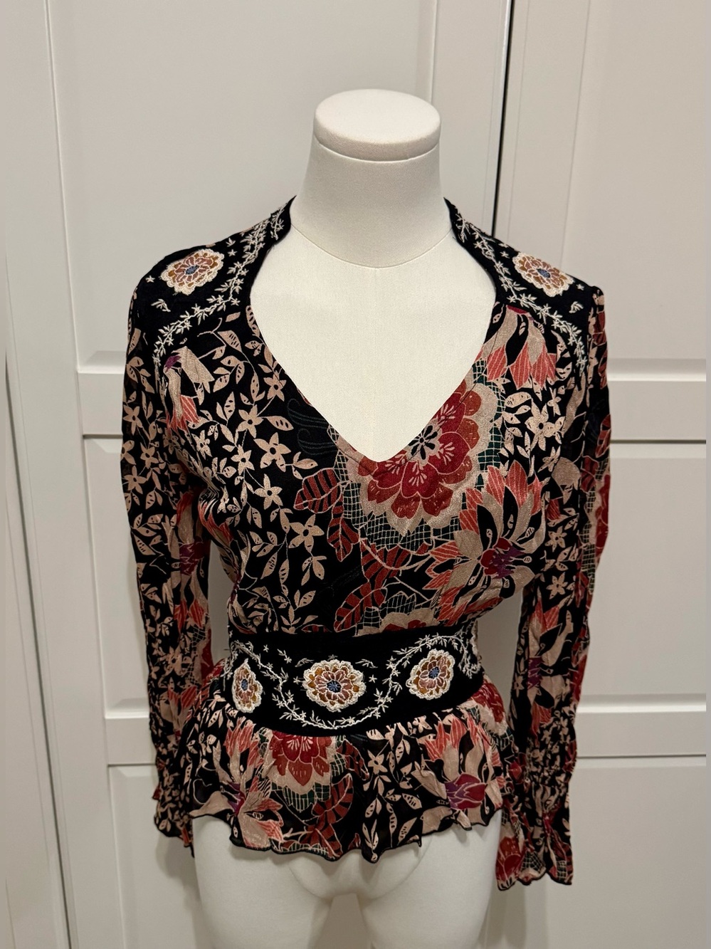 NKN Nekane Barcelona Andini Printed V-Neck Peplum Blouse Black & Blush Floral Sm - Picture 8 of 14